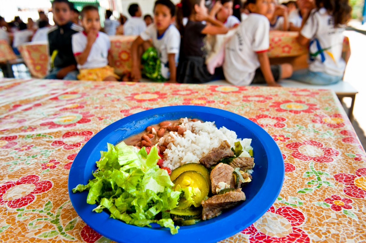 Merenda escolar servida a alunos em escola pública