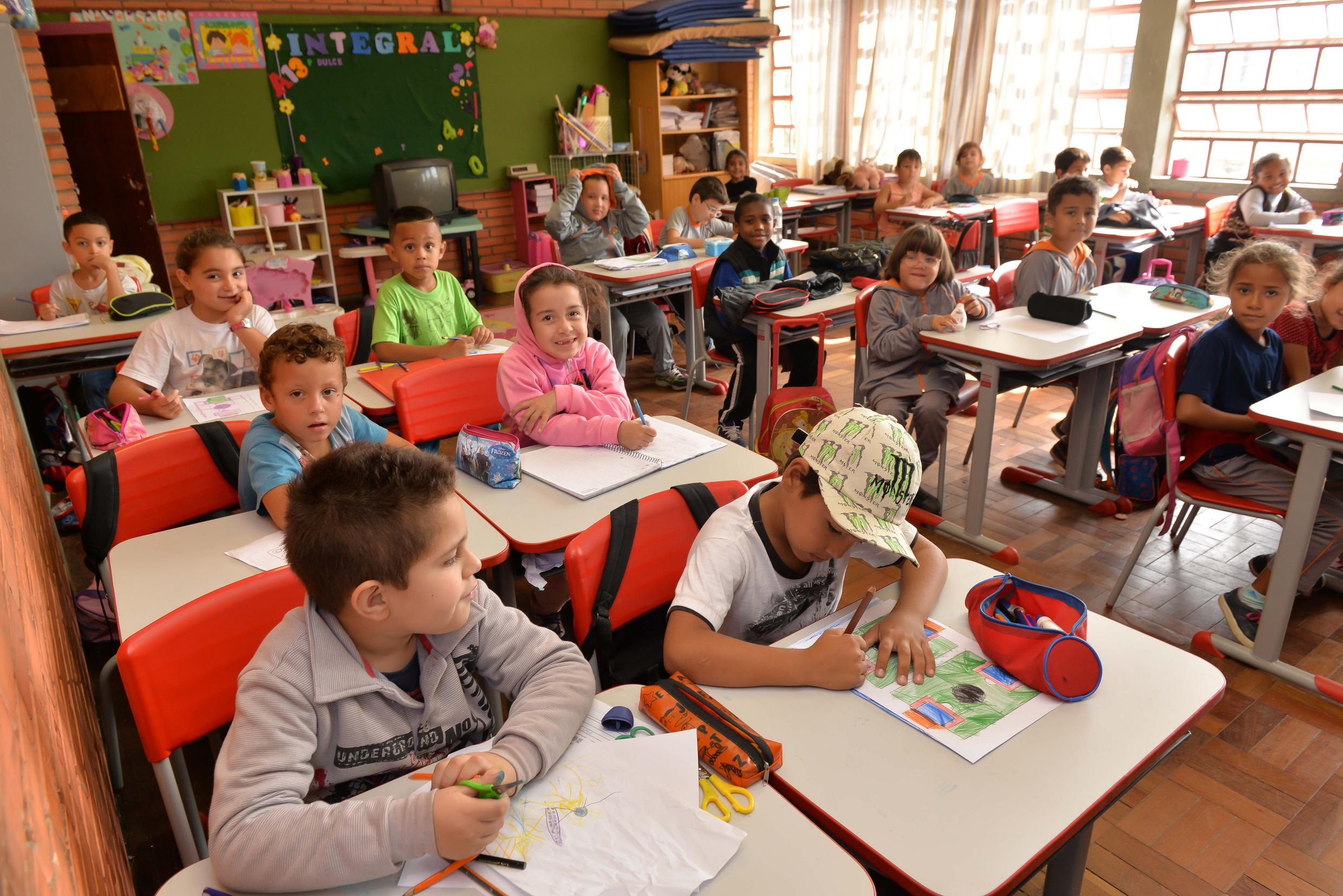 Brasil melhora desempenho escolar no longo prazo no Pisa, mas patamar segue baixo