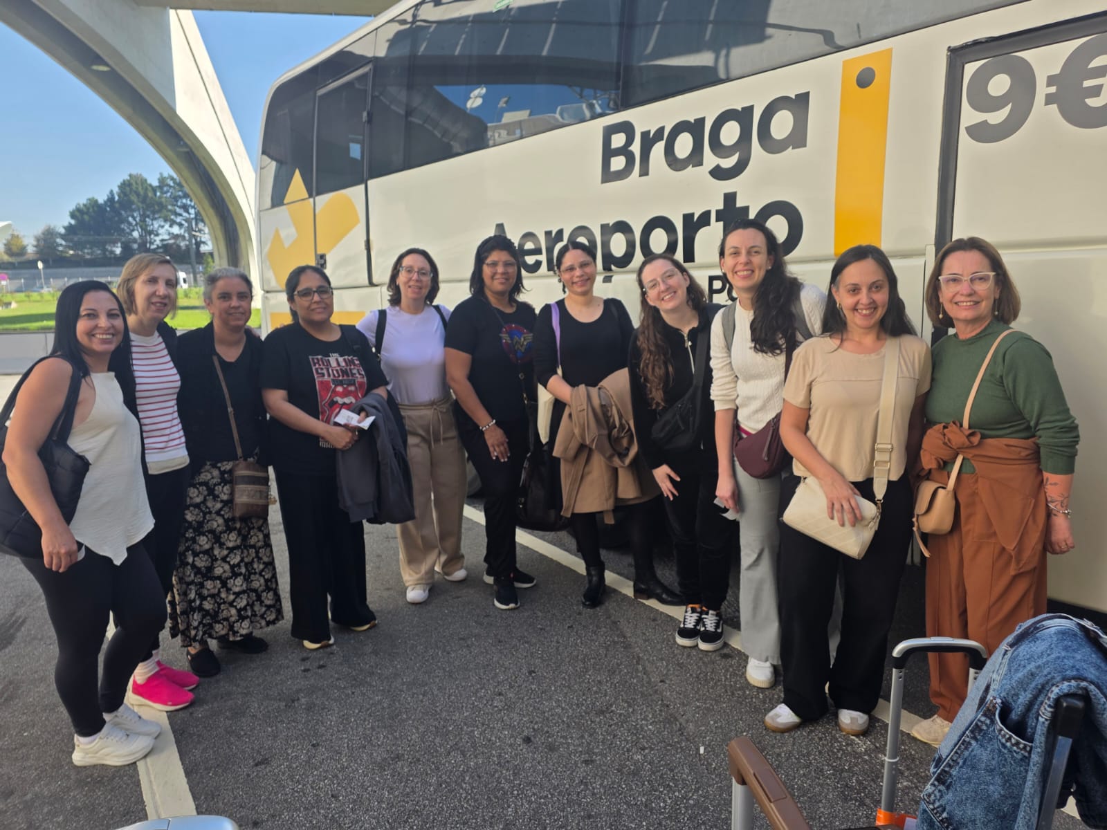 Teachers from the São Paulo delegation in front of a Braga bus upon arrival in Portugal