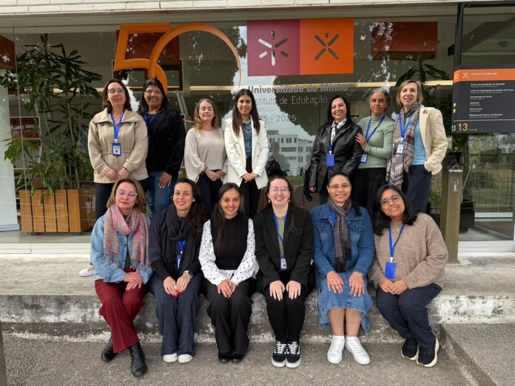Grupo de educadoras em frente ao Instituto de Educação da Universidade do Minho, em Braga, Portugal