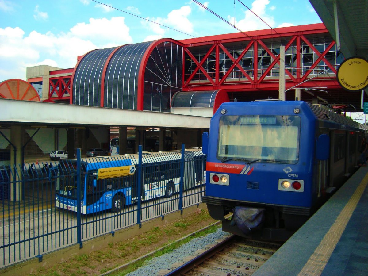 Terminal Grajaú, na Zona Sul de São Paulo, com ônibus e trem da CPTM