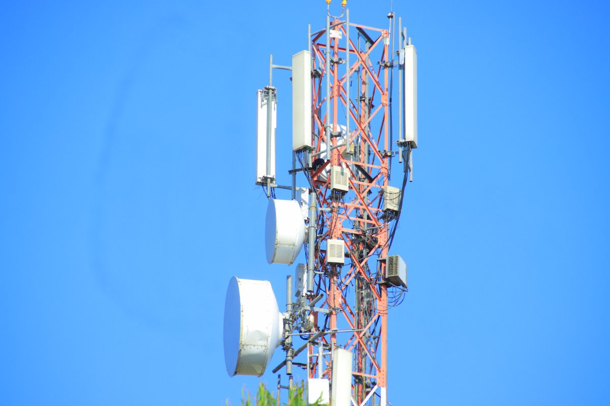 Torre de telecomunicações com antenas de telefonia móvel